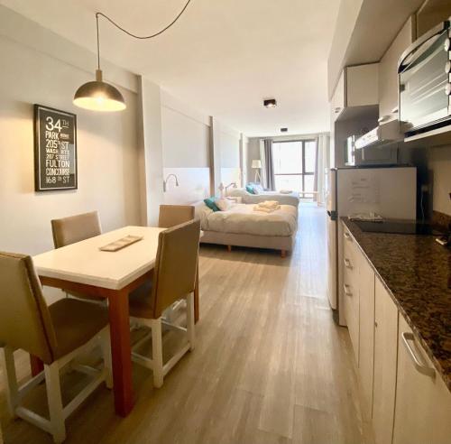 cocina y sala de estar con mesa y sofá en Design 440 en San Carlos de Bariloche