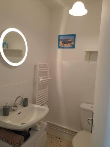 une salle de bain blanche avec un lavabo et des toilettes dans l'établissement Studio à louer avec vue mer, à Saint-Quay-Portrieux