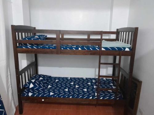 - deux lits superposés dans une chambre dans l'établissement 4jMarte Home Stay, à Imus