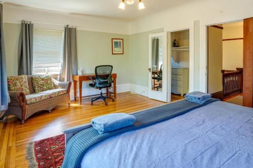 Schlafzimmer mit einem Bett, einem Schreibtisch und einem Stuhl in der Unterkunft WFH-Friendly Berkeley Home Less Than 2 Mi to University! in Berkeley