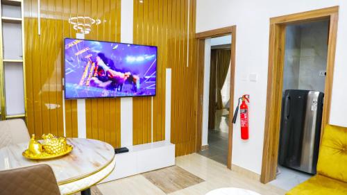 Uma TV ou centro de entretenimento em Delight Apartments - Oniru VI
