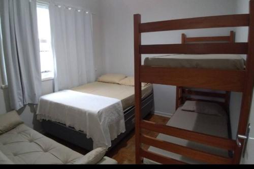Ένα ή περισσότερα κρεβάτια σε δωμάτιο στο Apartamento Pé na Areia na Praia das Pitangueiras