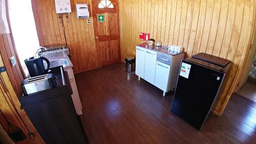 Cabañas El Maitenにあるキッチンまたは簡易キッチン