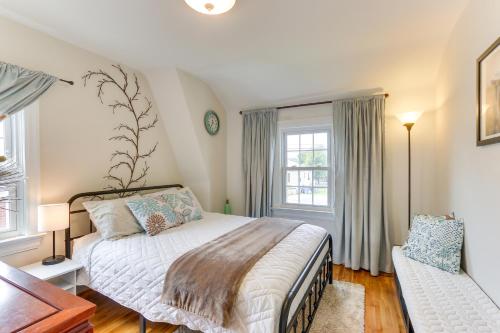 1 dormitorio con cama y ventana en Chic Front Royal Retreat Near Shenandoah River! en Front Royal
