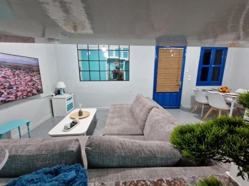 ein Wohnzimmer mit Sofa und Tisch in der Unterkunft Mykonos Seaside Villa in Paralía Avdhíron