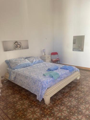 um quarto com uma cama e uma cadeira vermelha em Relax em Trapani