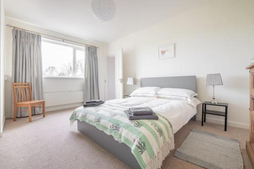 een witte slaapkamer met een groot bed en een raam bij Farnetra Lodge in Clogher