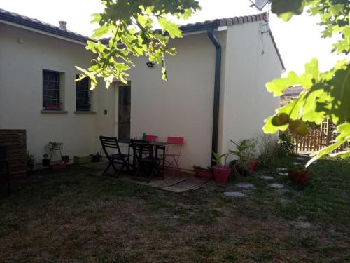 Petite maison avec jardin entre lac et village