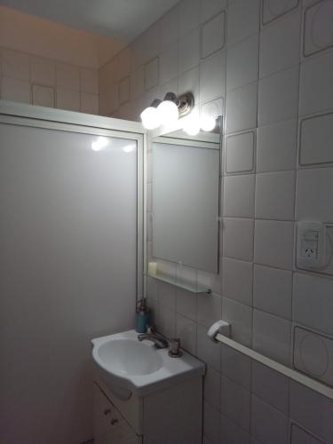 y baño con lavabo y espejo. en Hermoso depto en la 5ta sección en Mendoza