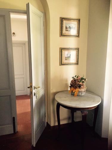 a table with a plant on it in a hallway at Rosso Del Chianti in Panzano