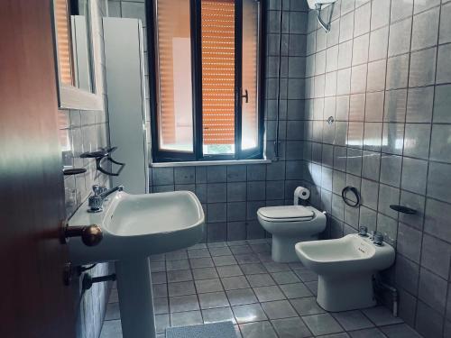 ein Bad mit einem Waschbecken und einem WC in der Unterkunft Country House Nora Rech in SantʼElpidio a Mare