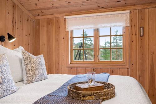 um quarto com uma cama com uma mesa em Familievennlig hytte ved populært badevann! em Sandefjord