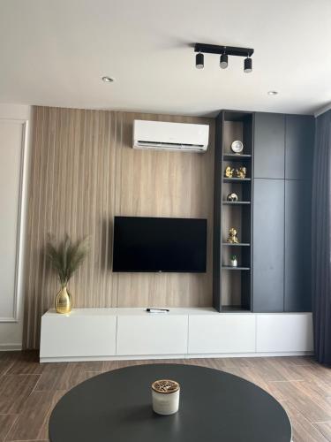 Una sala de estar con un televisor en la pared. en NOMAD Apartments, en Niš