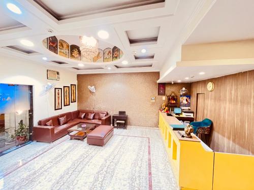 um lobby de um hospital com uma sala de espera em Ashoka International Hotel - Karol Bagh New Delhi em Nova Deli