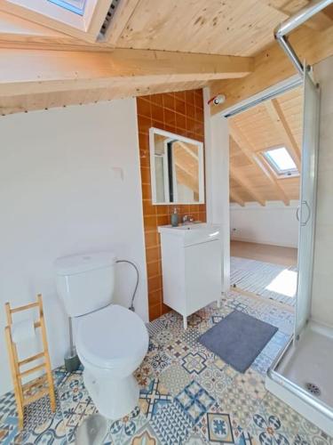 a bathroom with a toilet and a sink and a shower at Refúgio no Oeste com Vistas Perto Óbidos e Praias in Landal
