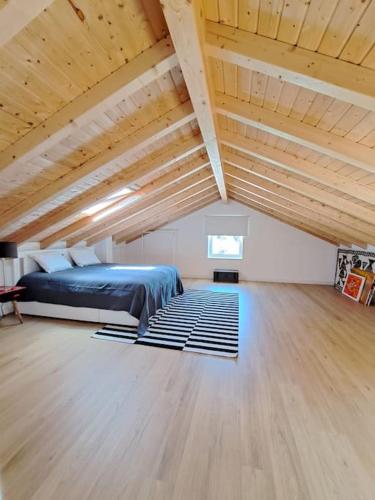 a bedroom with a bed and a wooden ceiling at Refúgio no Oeste com Vistas Perto Óbidos e Praias in Landal