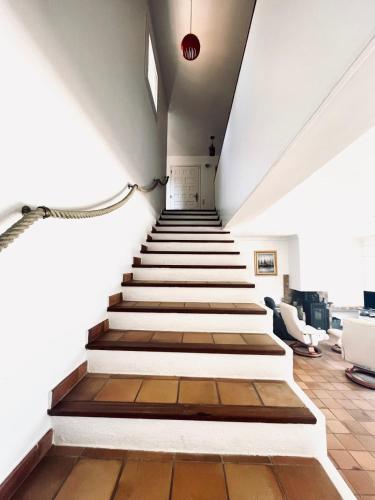 un escalier avec du parquet et des plafonds blancs dans l'établissement Rare pearl with pool and sea view, à Mandelieu-la-Napoule