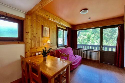 Posezení v ubytování Haven of peace with balcony in Combloux