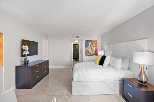 1 dormitorio con 1 cama, vestidor y TV en Pisces Dream - Direct water views!, en Miami