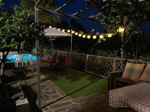 un patio con césped con una serie de luces en Casa do Vale - Douro, Casa Rural de Campo com Piscina privada, 4 quartos de casal, en Vilar de Maçada