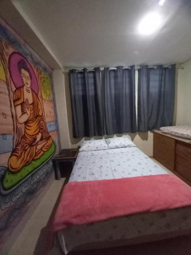 Schlafzimmer mit einem Bett mit Wandgemälde in der Unterkunft Hostel Trilhas e Rotas - a 150m da Avenida Paulista in São Paulo