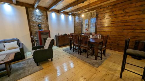 una sala da pranzo con tavolo e sedie di Mountain Haven Deluxe a Žabljak