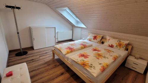 ein Schlafzimmer mit einem Bett im Dachgeschoss in der Unterkunft Gästehaus Huber Meersburg in Meersburg