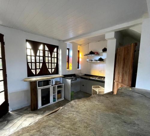 eine Küche, die in einem Haus umgebaut wird in der Unterkunft Casa Flamboyant Buzios in Búzios