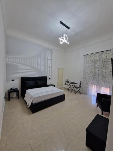 een grote slaapkamer met een bed en een trap bij Black and White 17 in Barletta