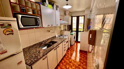 cocina con fregadero y microondas en Lucero en Buenos Aires