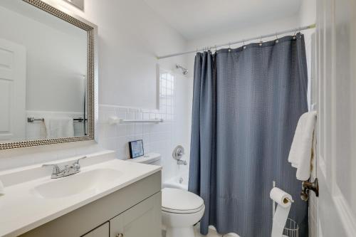 La salle de bains est pourvue d'un lavabo, de toilettes et d'un miroir. dans l'établissement Florida Condo with Intracoastal Waterway Views!, à Clearwater Beach