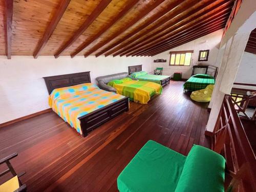 a large room with two beds and a couch at Cabaña amplia con piscina, naturaleza y cercana in Los Santos