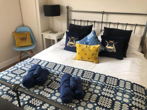 een slaapkamer met een bed met blauwe handdoeken bij Orchard house guest studio accommodation in Marchwiel