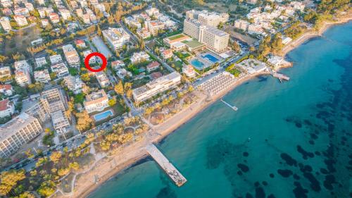 - une vue aérienne sur une plage avec un cercle rouge dans l'établissement Seaside 2 BR Boho Minimal Apartment 80m Beachfront, à Athènes