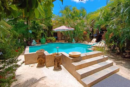 una piscina con escaleras que conducen a un patio en Suite Paraiso Azul, en Tamarindo