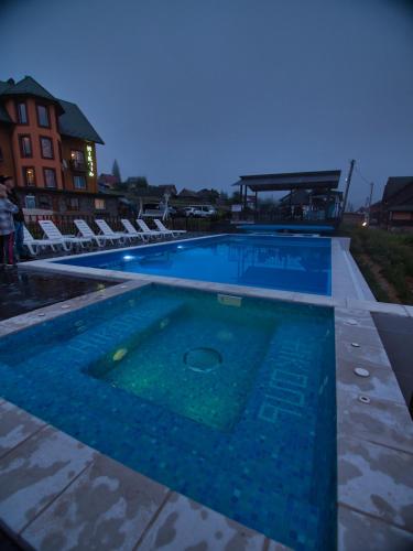 Bazén v ubytování Nicole hotel nebo v jeho okolí