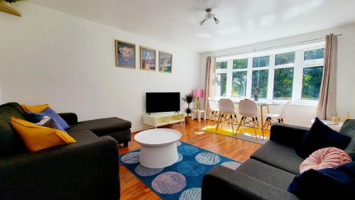 ein Wohnzimmer mit 2 Sofas und einem TV in der Unterkunft 20%OFF 2-7Bed Leeds City Centre 8min ParkFREE +PET in Kirkstall