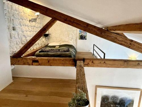 - une chambre mansardée avec des lits superposés dans l'établissement Beautiful Parisien Apartment in the City Center, à Paris