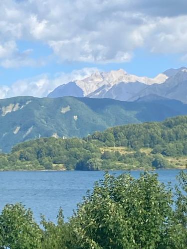 vista su un lago con montagne sullo sfondo di Casa vacanze Lago di Campotosto a Campotosto