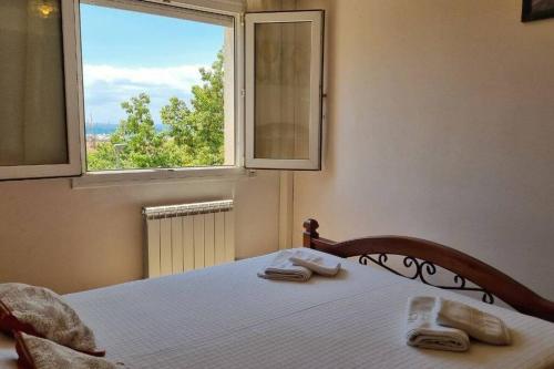 Llit o llits en una habitació de Piso en el centro con vistas al mar y balcón