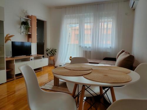 a living room with a white table and chairs at Apartman Aleksandar in Zvornik