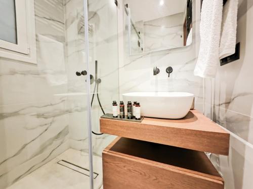 La salle de bains est pourvue d'un lavabo et d'une douche. dans l'établissement SAV12 Family Apartment Patisia Athens, à Athènes