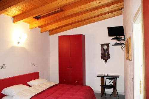 a bedroom with a red bed with a red cabinet at Affittacamere Delaide in Levanto