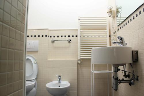 La petite salle de bains est pourvue de toilettes et d'un lavabo. dans l'établissement Affittacamere Delaide, à Levanto