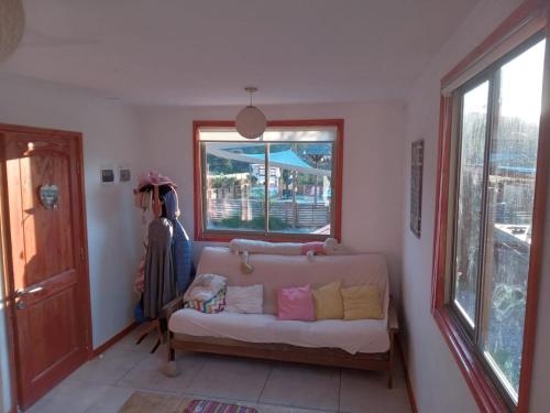 a living room with a couch and a window at Hermosa Cabaña en Colliguay in Cerro Viejo