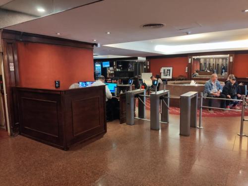 een lobby met mensen aan een toonbank in een winkel bij Buenos Aires Center Apart in Buenos Aires