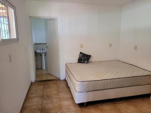 a small bedroom with a bed and a sink at Quinta Germania in Garupá
