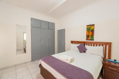 Un dormitorio con una cama con una caja. en Wood Road Guest Lodge en Victoria Falls