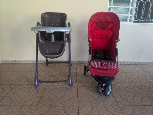 a red stroller next to a desk and a chair at Recanto do sossego!! in Morretes