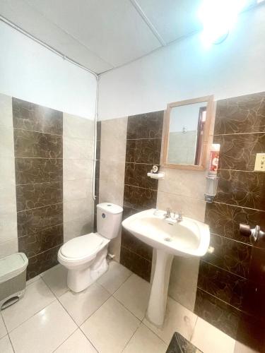 a bathroom with a toilet and a sink at Casa Santiago Mayor in Cali